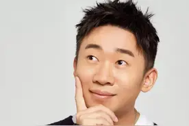 “表情帝”杨迪，曾遭母亲偷改志愿，如今走红娱乐圈最应该感谢她图片