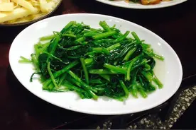 炒青菜为何刚出锅就发黑？大厨教你1招，放1小时保持翠绿，不发黑图片