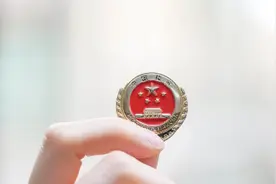 三姐弟搬离了摇摇欲坠的泥筑老屋图片