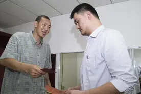 身高2米36的黑龙江巨无霸，空有身高没有技术，只能转战娱乐圈图片