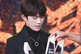 21岁易烊千玺的妈妈有多牛？农村出来当厂妹，培养出两个名人儿子图片