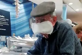 英国大爷把卫生巾贴脸上当口罩防新冠，逛超市引起围观图片
