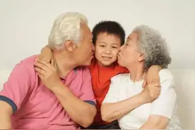 长大很孝顺的孩子，从小就爱把“3句话”挂嘴边，家长听见就笑吧图片