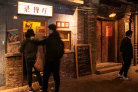 上个世纪八十年代，录像厅曾经火遍全国，后来为何又消失不见了？图片