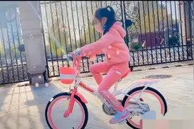 李小璐再晒女儿视频，发文称赞自己，甜馨大长腿出镜图片