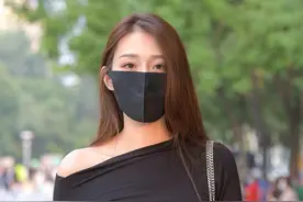 夏天穿紧身牛仔裤搭配什么鞋子？可以试试拖鞋，清凉舒适又显腿长图片