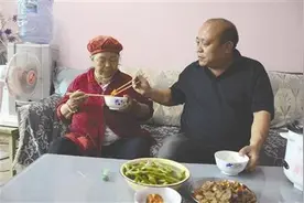妻子威逼送走婆婆，丈夫身兼三职租房养母9年，最终结局令人欣慰图片