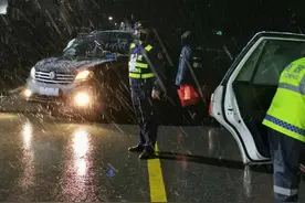 在雨雪交加的夜晚，我们都躲在被窝里玩手机，看看他们在干什么？图片