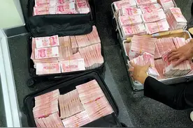上海一男子嫌银行服务差，当场怒取500万！装满3箱用劳斯莱斯运走图片