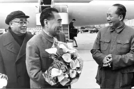 毛泽东说“等一等总理”，周恩来说“你先过”，平常话语见深情图片