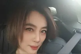 58岁李玲玉晒近照，气质优雅保养得好，混血儿子五官立体英气十足图片