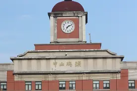 行走，回头图片