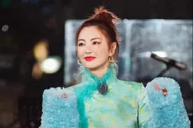 张雨绮的时尚感我给满分，浅绿旗袍配羊羔毛外套，意外洋气高级图片