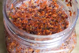 采摘桂花的季节，收获了好多桂花，做的桂花蜜香甜。图片