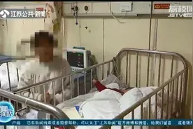 妈妈在家给两个孩子洗澡 两岁小儿子一头栽进浴桶，险些溺亡图片