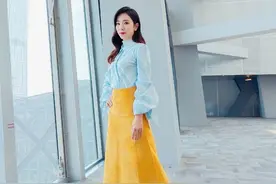 女主持李思思衣品真好！蓝色衬衫+黄色半裙，大面积撞色太抢眼图片