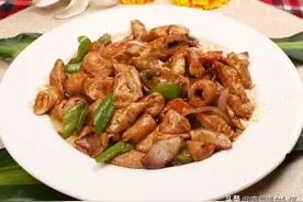 爆炒肥肠的好吃秘诀，一腌二洗三焯水，简单美味无膻味，真香图片