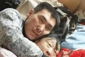 60岁老太为了爱情去整容，并嫁给25岁的小伙，20年后他们现状如何图片