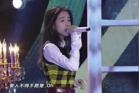 张碧晨孕期演出照曝光，怀胎6月硬勒成蚂蚁腰？杨幂也挺孕肚拍戏图片
