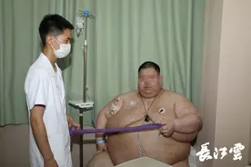 “湖北第一胖”顺利减重48斤 4名曾经的胖友到病房为他加油鼓劲图片