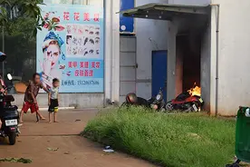 海南精神病男子烧电动车 挥刀挟持儿子被消防员救下图片