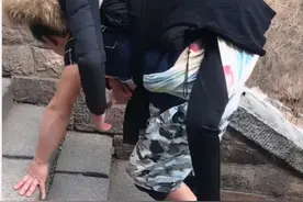 33岁山东男人，照顾瘫痪妻子13年，还背着妻子登泰山看日出图片
