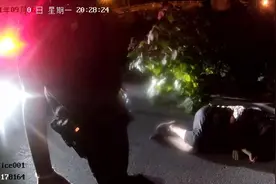 老太太大晚上醉躺马路，警员默默守护在旁图片