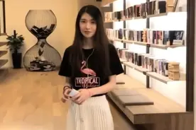 高跟鞋凉凉了，如今比的是“谁的鞋底更薄”，舒服不说还能显高图片