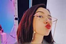 宋祖儿晒九宫格自拍，穿男友风夹克酷帅飒气，摆各种姿势古灵精怪图片