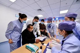 “护士们在ICU一待就是10个小时，从她清澈的眼神里，我读懂了什么是奉献…”虞先濬：此生无悔战疫情图片
