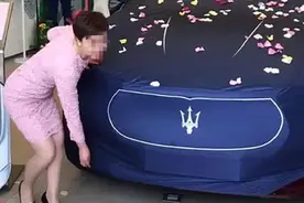富婆买下86万的玛莎拉蒂，提车典礼太奢华，网友：1千拍一次照图片