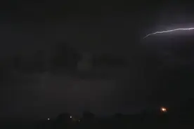 三分钟的时间，快速记录天空中闪电爆发瞬间，简直太震撼了