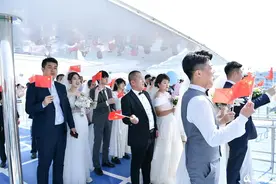 “我们结婚吧”26对新人在青岛体验海上集体婚礼图片