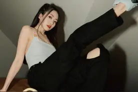 郑恺前女友程晓玥自家豪宅拍大片，扎双马尾穿小背心，身材傲人图片