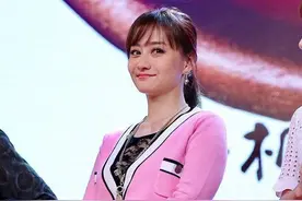 46岁陈德容真是逆龄生长，穿嫩粉开衫配超短裙，这状态不输90后图片