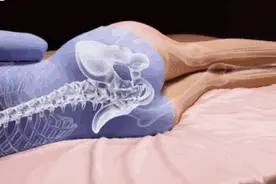 睡姿不对可能引发骨盆歪斜？1个小动作，让睡眠真正放松图片