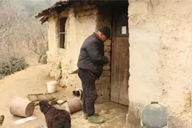 湖北80岁老人，墓穴为家30载，直言怕人不怕鬼，一辈子孤苦无依图片