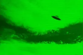 什么情况？加拿大惊现亮绿色不明飞行物，官方：或是英仙座流星雨图片
