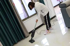 传统地板清洁方式总不能除干净 大宇蒸汽拖把使用分享图片