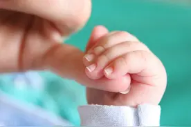 病例分享：宝宝指甲白斑、横裂，是缺营养元素吗？怎么办？图片