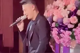 霍建华与女儿同框照曝光！4岁女儿高到爸爸腰，穿公主裙紧抱大腿图片
