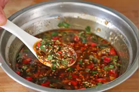 这才是万能蘸料的正宗做法，实在太香了，蘸啥都好吃，做法超简单图片