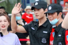 杨洋在《元气满满的哥哥》保安造型曝光，证明时尚的完成度在于脸图片