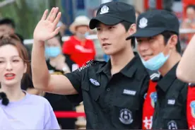 杨洋在《元气满满的哥哥》保安造型曝光，证明时尚的完成度在于脸图片