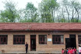辽宁一小学打铃用的铁片，被专家看见，感慨到我们找了30年图片