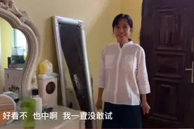 初秋不会错的打扮，棉麻衬衫让你有气质又肤色好看图片