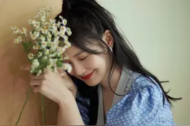 张佳宁展现美少女的样子！穿一条蓝色波点连衣裙，哪像31岁图片