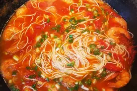 西红柿大虾面，这色泽完美，虾头可以虾汤，炖好放面前用筷子取出图片