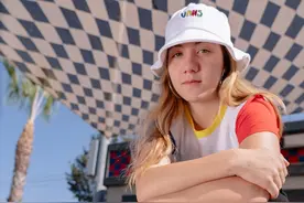 滑板签名鞋|Vans旗下少女滑板选手的首款签名鞋，三原色加棋盘格图片