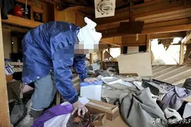 湖北一老人家里找到万张老钱币，全村人来围观，村长竟选择报警图片